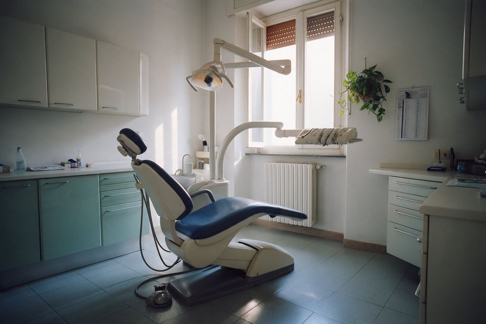 Studio dentistico con la poltrona blu